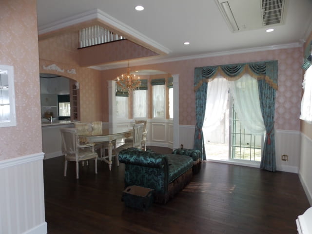 淡いピンクの壁紙に彩られたK邸のリビングには、海外製の家具やインテリアが並ぶ