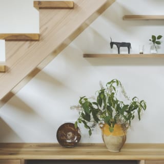 LDK内に造作した用途多彩な棚。藤田さんの設計は、住む人が家を自分らしく彩れるスペースが豊富