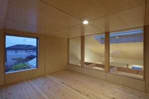 吹き抜けの通り土間で家族を繋ぐ　大人3人暮らしのシェアハウス