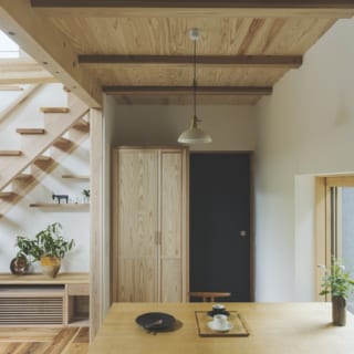ダイニングから和室の入口を見る。内装の木材は徳島の杉板を使用。壁は漆喰。自然素材の風合いが心地いい