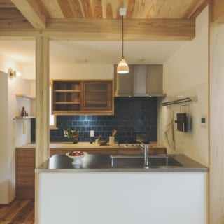 藤田さんが設計したキッチン。奥のコンロ側の天板は栗を使用。水や火に強く、永く使うと味わいが出てくる