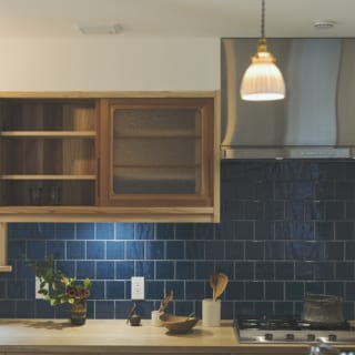 キッチンの壁タイルはFさまご夫妻が好きなブルー。磁器のランプシェードは益子の作家・伊藤叔潔さんの作品