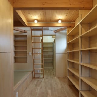K様の書斎兼プライベートルームは壁いっぱいに書棚を造作。奥が広めのWCL、左側が造りつけのベッドスペース
