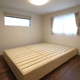2階の寝室には、近藤さんが制作したオリジナルのベッドが。中は大容量の収納となっており、季節の寝具などを収納できる