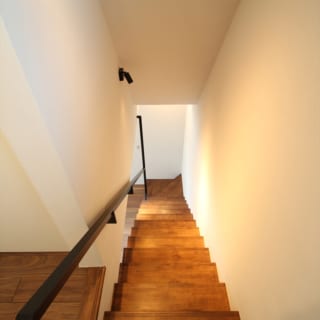 階段の手すりは、厚みのあるスチールを採用したこだわりの特注品。シンプルながら落ち着いた雰囲気にマッチしている