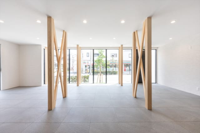 1階。通りからよく見えるスペースの床は高級感のあるタイル張り。柱や筋交いは、元の家の構造で使われていたものをメンテナンスして表に出した。木の質感や表情が、白を基調にしたシンプルモダンな空間のアクセントになっている