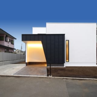 外観は白を基調に、玄関ポーチにはブラックのガルバリウム鋼鈑を使用。モノトーンのコントラストとソリッドなフォルムで、住宅感を排除した外観に