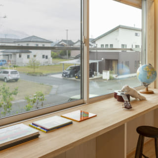 2階スタディコーナーからの眺め。この地域で親しまれている大山を彼方に望む、のびやかな景色が広がる