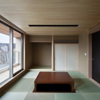 施主さまの希望で設けた、2階LDKに隣接する和室。ヒノキの天井や畳が醸す和の風情に心が和む