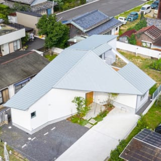 東に開けたT型の建物に大屋根という外観スタイル。敷地が少し高い位置にあるため、見晴らしも抜群