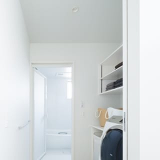 2階脱衣室、浴室。この手前が洗面室。各スペースを仕切る引き戸があるので家族の入浴中も洗面を使えて便利