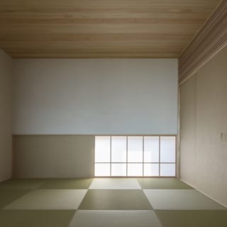 LDKの一角には、家族のための畳の間がある。ソファでリラックスするのもいいが、畳の上でくつろぐと日本の住宅の魅力を実感
