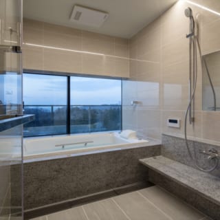 2階の浴室もホテルライクな空間。海と空の絶景を眺めながら入浴できる