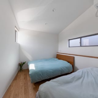 1階の寝室は、大屋根を利用した勾配天井で、屋根の下の空間を有効活用している