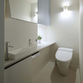 1階トイレ。実は完全なる整形ではないのだが、特注の家具をすっきりと納めており空間に違和感がない