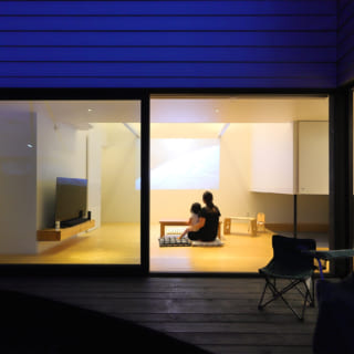 テラスから見た夜のリビング。外からの視線は塀が隔ててくれるため、カーテンを開けていてもそれほど気にならない
