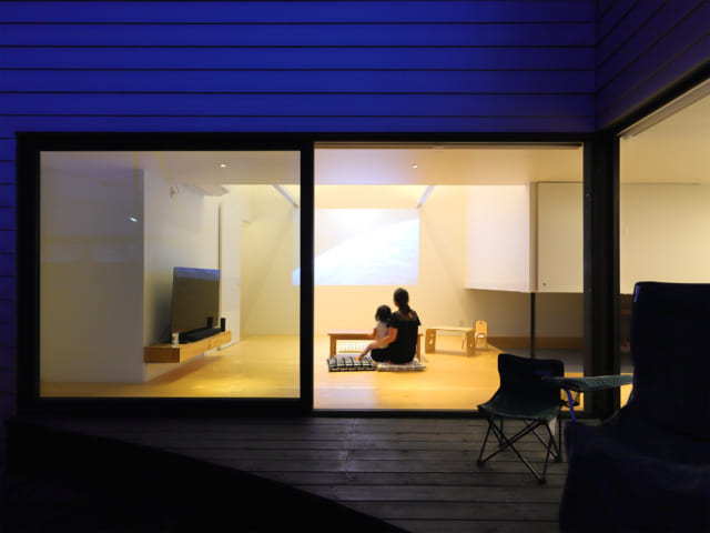 テラスから見た夜のリビング。外からの視線は塀が隔ててくれるため、カーテンを開けていてもそれほど気にならない