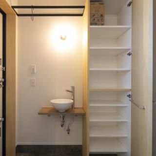 １階住戸の玄関スペース。入ってすぐに手洗い場を設置するなど、コロナ環境にも配慮