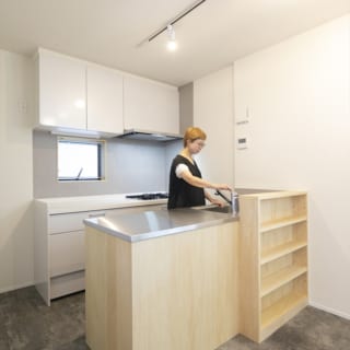 １階住戸のLDKの広さは約9畳。１人暮らしやカップルの住戸としてだけでなく、SOHOの事務所としての利用も想定される