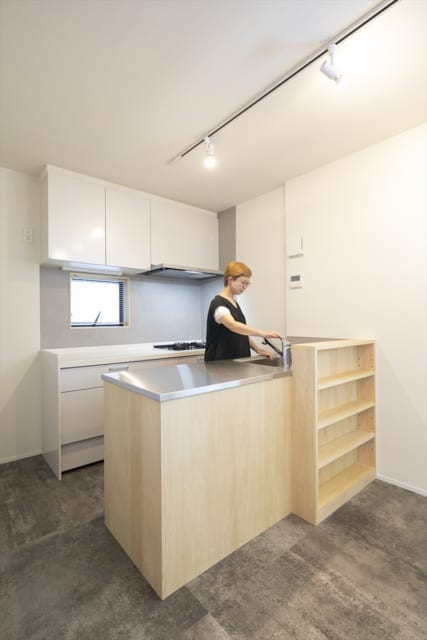 １階住戸のLDKの広さは約9畳。１人暮らしやカップルの住戸としてだけでなく、SOHOの事務所としての利用も想定される