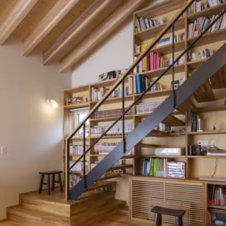 階段はオープンな造りで、本棚の蔵書がよく見え手に取りやすい。階段そのものも立派な読書スペースに