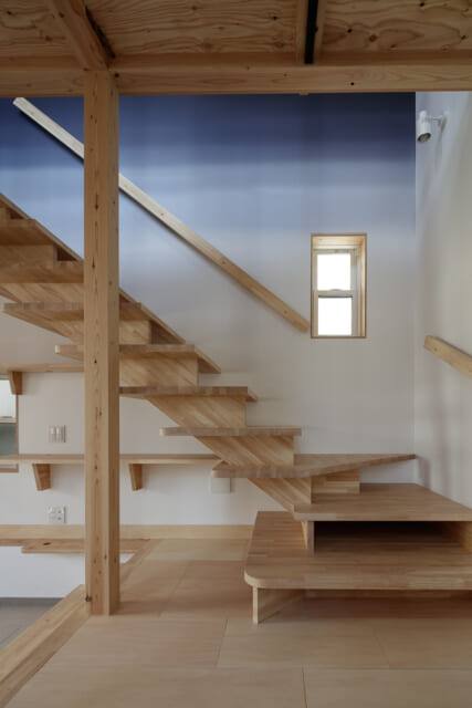 階段は、２階の生活が伺えないようあえて回り込むように設置。幅広のスケルトン階段とすることで、ギャラリーのような「見せる階段」とした