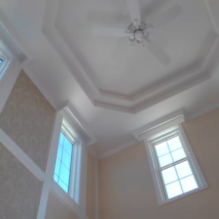 吹抜の天井には、数多くの窓を設置。室内に様々な角度から光をもたらしてくれる