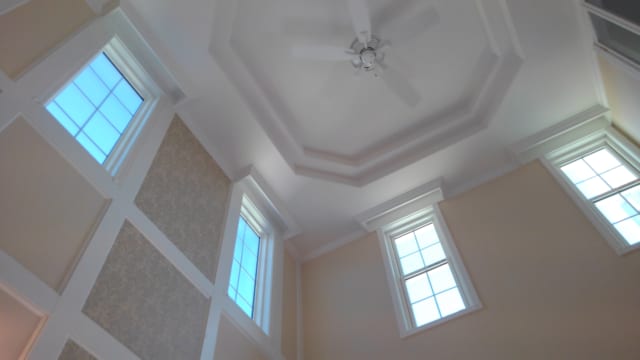 吹抜の天井には、数多くの窓を設置。室内に様々な角度から光をもたらしてくれる