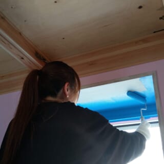 廣瀬さんの手ほどきを受けながら、寝室の出窓を塗装する畠山さん。手塩にかけた自宅は、愛着たっぷり