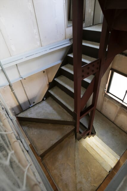 階段は元の家のものをそのまま再利用。階段室の壁を取り払うことでフロアと一体化。さまざまなメリットを生んだ。階段は土足仕様。各フロアに土足エリアと靴を脱ぐエリアがある。