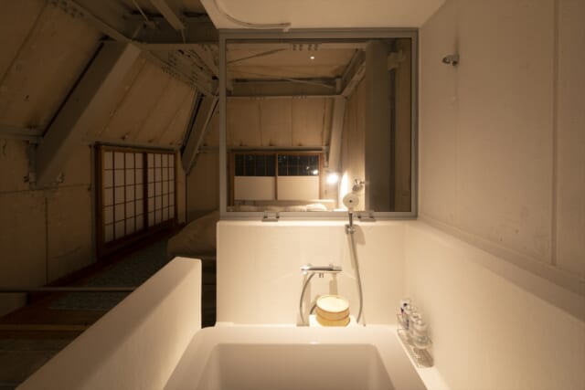 寝室の一角に設けられた浴室はオープンスタイル。視線の先にある窓外の景色を見ながらのバスタイムが、幸地さんのお気に入りのひとときなのだとか