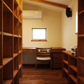 2階書斎。北側斜線の条件により天井を傾斜させた。一番低い位置に落ち着きが求められる空間を計画