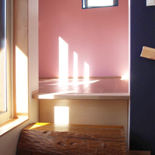 ２階の寝室の壁の一部は、映画で最も幸せだったシーンのピンク色を再現。寝室の段差のステップには、旧家の上がり框の木材を再利用することで、想い出を繋いだ
（撮影：バノラボ）