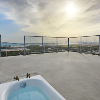 屋上には、バスタブを置き露天風呂に。海を見ながらのお風呂時間は最高のひととき