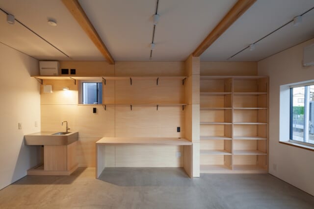 １階には、現在田辺さんのワークスペースとして利用している個室が。専用の入口もあり、店舗としての活用も可能