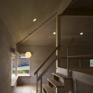 2階。小屋裏収納に向かう階段の手前に壁をつくり、個室をもう一つ増やすこともできるようにしている