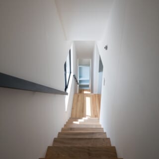 １階からロフトまで一直線に伸びる階段。ロフトは梯子を採用しがちだが、階段で行き来できることで、活用頻度をあげる配慮