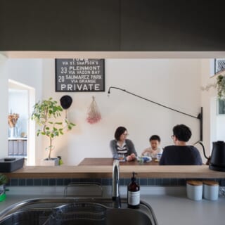 キッチンには大きな開口が設けられ、料理や片付けをしながら会話にも参加できるデザイン