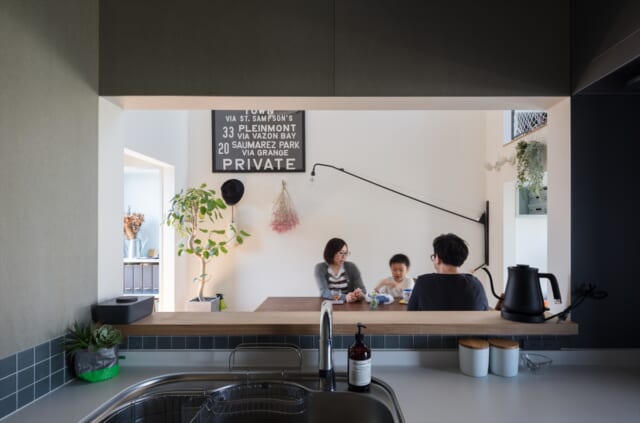 キッチンには大きな開口が設けられ、料理や片付けをしながら会話にも参加できるデザイン