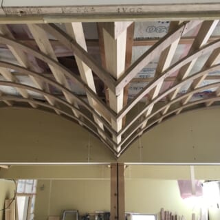 2階親世帯のLDKは天井の構造を再構築。低い位置に残る梁を活かし、2つのアーチが連なる天井をデザイン