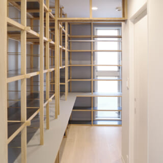 1階子世帯。広い廊下に飾り棚にも収納にもなる棚を造作。一角を書斎として使うこともできる