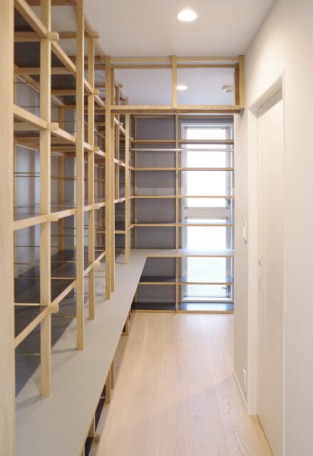 1階子世帯。広い廊下に飾り棚にも収納にもなる棚を造作。一角を書斎として使うこともできる