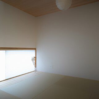 和室は、隣家からプライバシーを確保できるよう、窓を下付きに