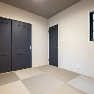１階の和室には、使い勝手、メンテナンス性、デザイン性に配慮し、和紙畳を採用。畳の目を変えることで市松模様に