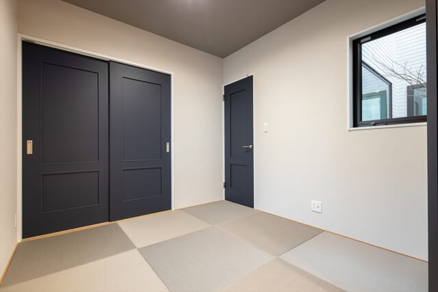 １階の和室には、使い勝手、メンテナンス性、デザイン性に配慮し、和紙畳を採用。畳の目を変えることで市松模様に