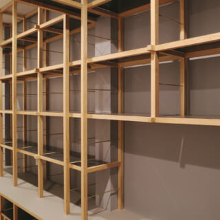 1階子世帯の廊下の造作棚。釘を使わない伝統工法の木組みでつくられ、棚そのものがオブジェのよう