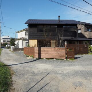 敷地に対して建物を斜めに配置することで、眺望とスペースの有効活用を実現。敷地一部を道路に提供し、車や人通りにも配慮した