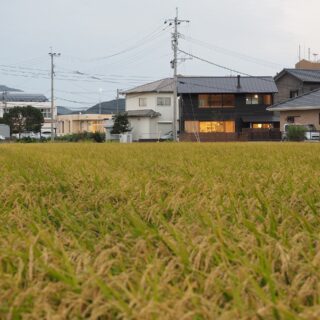 家の前には田んぼが広がる、自然豊かな環境に佇むT邸