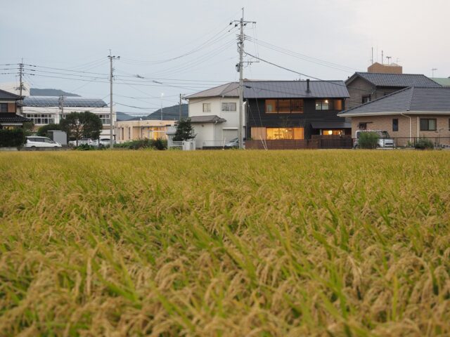 家の前には田んぼが広がる、自然豊かな環境に佇むT邸