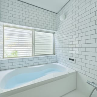 明るく清潔感あふれる浴室も、小嶋さん設計のオリジナル。要望に沿い、壁は全面タイル張り。タイル文化のあるメキシコらしさを感じられる
